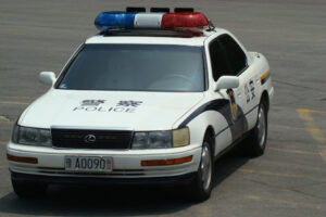 運送会社の女社長、ネットで買ったGPSデバイスをパトカーに貼り付け、交通取り締まりを逃れる