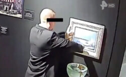 美術館の警備員が、展示作品を食べようとする【ロシア】