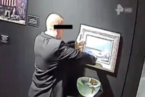美術館の警備員が、展示作品を食べようとする【ロシア】