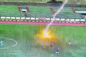 試合中のサッカー選手に落雷、死亡、動画が話題に