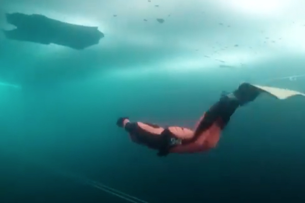 氷の下を無呼吸で、140m泳いだクロアチアの女性が世界新記録に【動画】