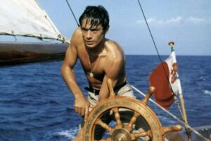 アラン・ドロンの自宅から72丁の銃と3000発の弾薬を発見、警察が押収