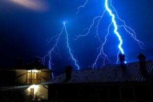 雨で体が濡れになると、雷が落ちても命が救われる可能性