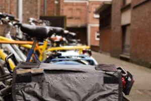 教師が生徒のアート作品を、勝手にネットで販売していた！【カナダ】