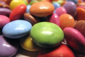 新たに誕生した惑星、チョコキャンディのような楕円形をしていた！