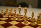 8歳の少年がチェスのグランドマスターを破り、最年少記録を更新