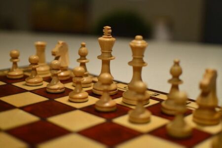 8歳の少年がチェスのグランドマスターを破り、最年少記録を更新