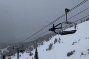 プロのスキーヤーがジャンプ後に、リフトに激突【動画】