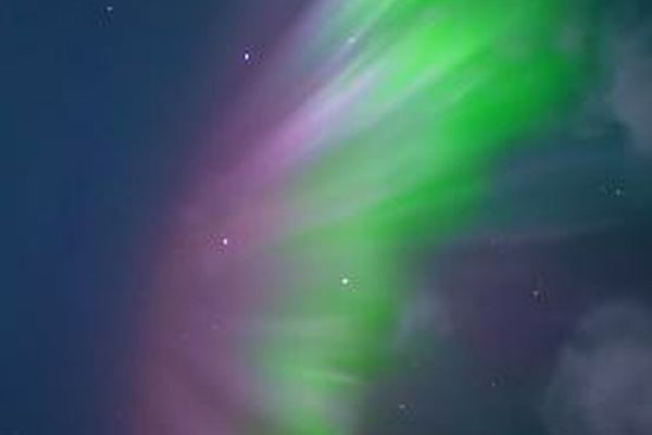 光の饗宴！美しいオーロラが、アラスカ州の上空に出現【動画】