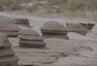 パンケーキを重ねたような小さな砂の柱、湖畔に現れる【動画】