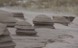 パンケーキを重ねたような小さな砂の柱、湖畔に現れる【動画】