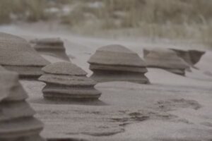パンケーキを重ねたような小さな砂の柱、湖畔に現れる【動画】