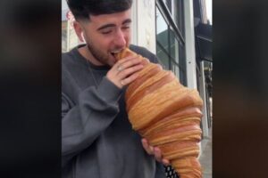 英で販売されている巨大なクロワッサン、なんと重さは1.5キロ！