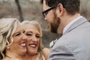 結合双生児の女性が結婚、相手は1人の退役軍人の男性