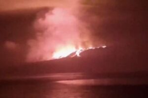 ガラパゴス諸島の無人島で火山が噴火、溶岩が流れる様子を撮影