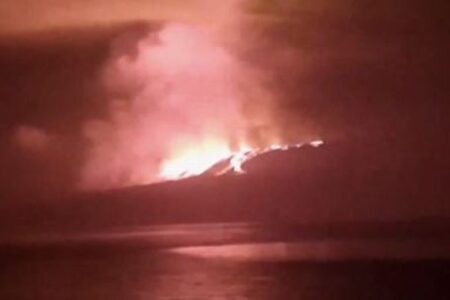 ガラパゴス諸島の無人島で火山が噴火、溶岩が流れる様子を撮影