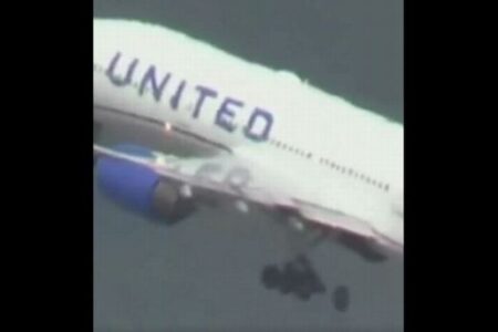 ユナイテッド航空の旅客機、離陸直後にタイヤが落下、車を圧し潰す