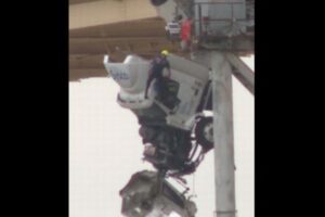 ドライバーが危機一髪、トラックが橋にぶら下がる【アメリカ】