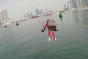 ドバイで、史上初の「ジェット・スーツ・レース」を開催【動画】