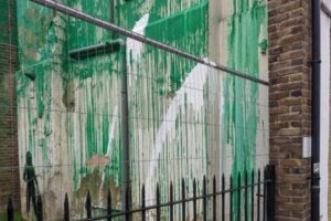 バンクシーの新作、公開から3日後に白いペンキが塗られてしまう