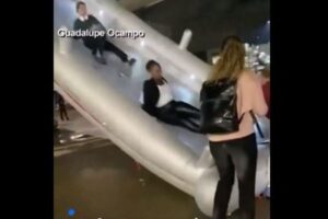 機内で強烈な異臭、226人の乗客が緊急避難【アメリカ】