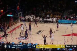 大学バスケの試合でハプニング、試合中、コートに紙テープが舞う【動画】