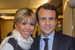 マクロン仏大統領、妻がトランスジェンダーとの噂に初めてコメント