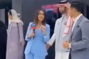 サウジのAIロボット「ムハンマド」、女性レポーターのお尻を触る？