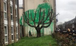 バンクシーの新たな作品か？ロンドンに木々の緑を描いたアートが出現