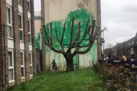 バンクシーの新たな作品か？ロンドンに木々の緑を描いたアートが出現