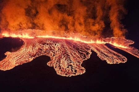 アイスランドで再び溶岩が噴出、新たな亀裂が出現