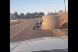 道路に転がった巨大な干し草の塊、自力で撤去した警察官がすごい！【アメリカ】