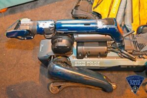 ロボット犬が、武装した犯人の立てこもる家に侵入、事件解決に貢献