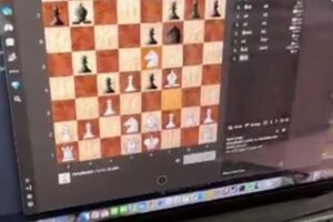 脳インプラントをした患者がチェス、「ニューラルリンク」が動画を初公開