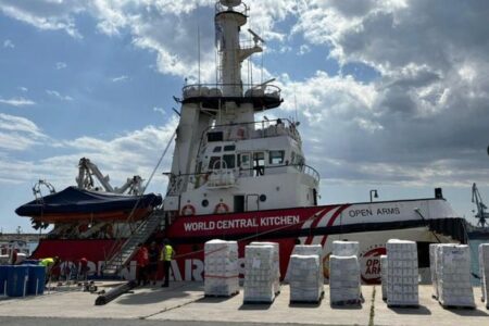 スペインの船が、ガザ地区へ支援物資を運ぶために、出航の準備