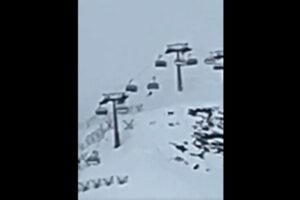 伊のスキーリゾートで強風、大きく揺れたリフトから人間が落下