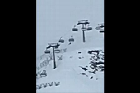 伊のスキーリゾートで強風、大きく揺れたリフトから人間が落下