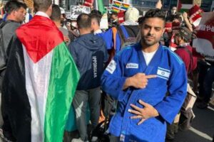 イスラエルの柔道家、日本で親パレスチナのデモ隊に柔道着を奪われる