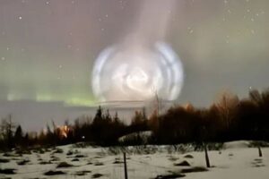 アイスランド上空で、オーロラを背景に不思議な渦が出現