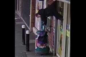 シャッターに服が引っ掛かり、女性が持ち上げられてしまう【動画】