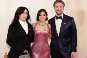 アカデミー賞の授賞式で、多くのセレブが赤いピンを胸につける