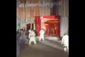 世界各地で反イスラエルのデモ、パキスタンではKFCに放火