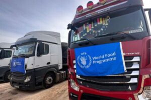 国連のトラックがガザ市に到着、2万5000人分の食料を届ける