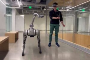 頭と手の動きだけで、ロボットを遠隔操作できるアプリを開発