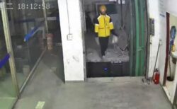中国で配達員が開いたエレベーターシャフトを見落とし、3階から転落【動画】