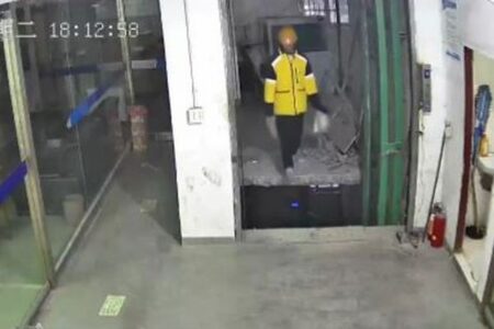 中国で配達員が開いたエレベーターシャフトを見落とし、3階から転落【動画】