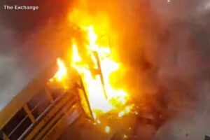 突然、スクールバスが炎上、運転手が生徒全員を安全に避難させる【動画】