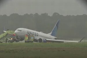 再びユナイテッド航空の旅客機が事故、誘導路から外れ芝生へ侵入