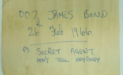 イギリスの古城から、瓶に入った謎の「ジェームズ・ボンド」のメッセージが発見される