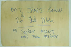 イギリスの古城から、瓶に入った謎の「ジェームズ・ボンド」のメッセージが発見される